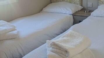 3 dormitoris, decoració individual i mobiliari individual