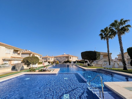 プール. R-66-A Cozy Apartment with Terrace and Pool 900 m from the Beach