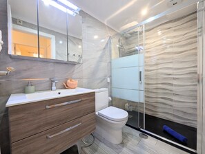 Shower, hair dryer, towels - Apartment 'R-66-A Piso' with Wi-Fi and Air Conditioning (Torrevieja)
