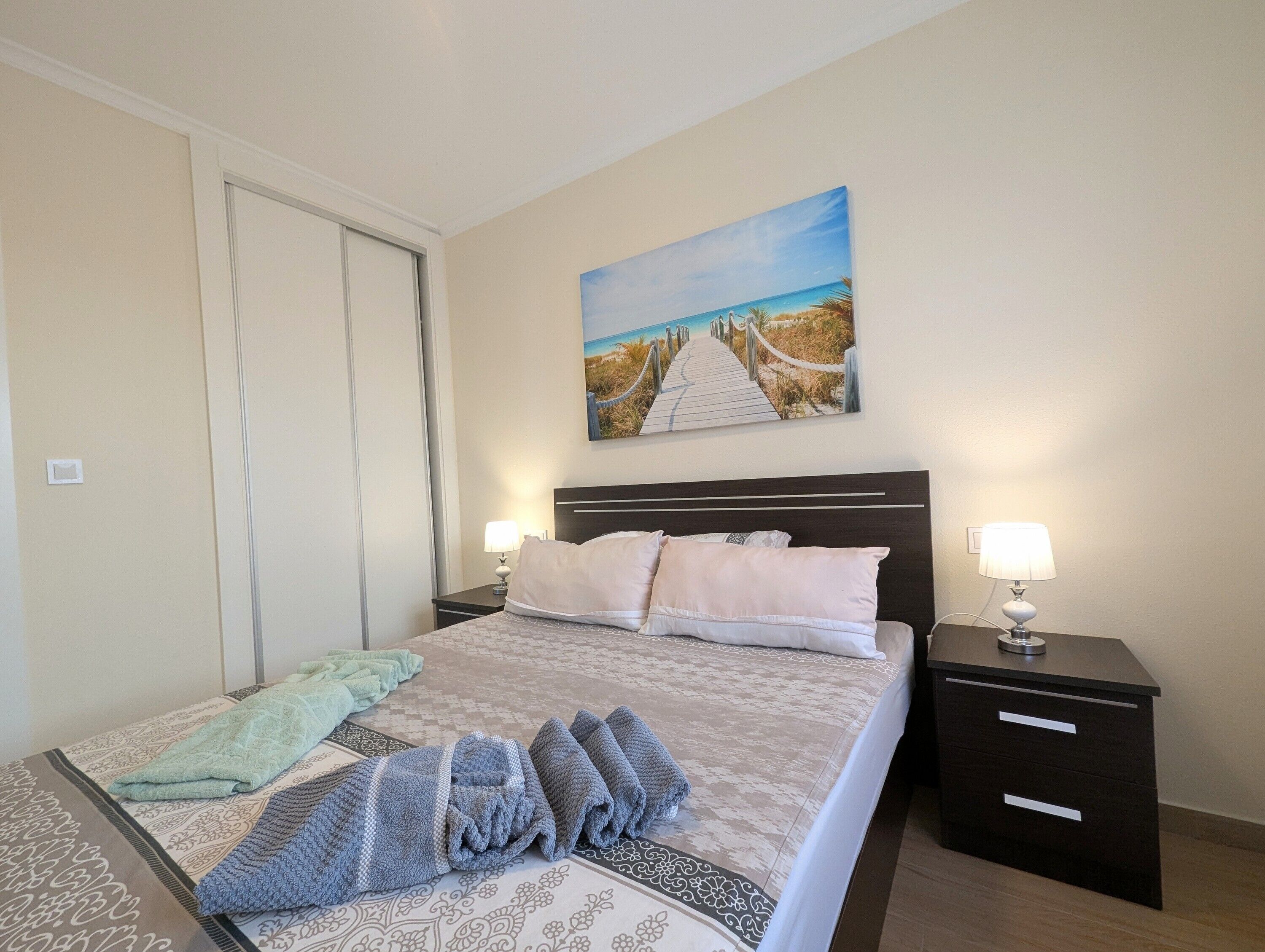 2 slaapkamers, een strijkplank/strijkijzer, wifi, beddengoed