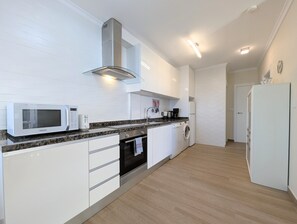 Geladeira, micro-ondas, fogão, cooktop