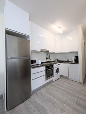 Kühlschrank, Mikrowelle, Ofen, Herdplatte