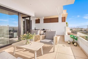 Apartamento familiar, 2 habitaciones, 2 baños (Lotus Jardinana Paradise) | Terraza o patio