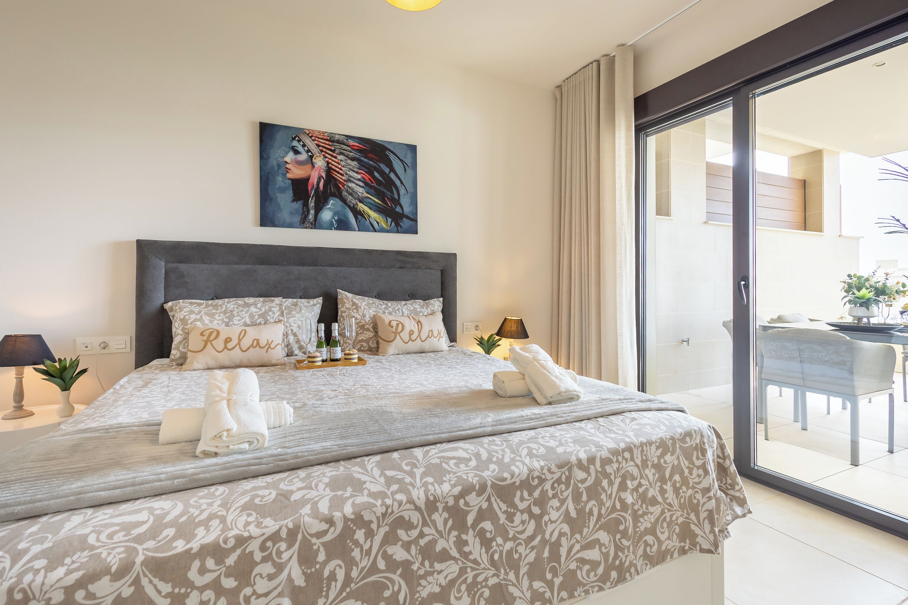 2 soverom, skrivebord for bærbar PC og strykejern/-brett