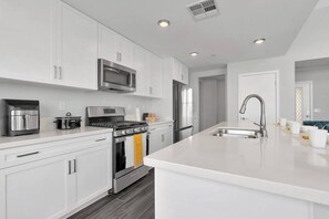 Fridge, microwave, oven, stovetop - @ Marbella Lane - Desert Dream • Pool/Spa & Games (Desert Hot Springs)