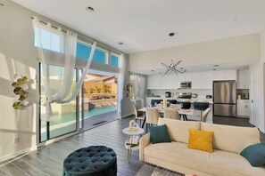 TV, video games, table tennis - @ Marbella Lane - Desert Dream • Pool/Spa & Games (Desert Hot Springs)