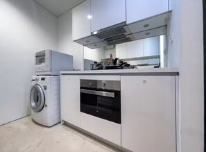 Buzdolabı, mikrodalga fırın, fırın, set üstü ocak 