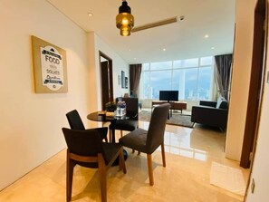 تناول الطعام داخل الغرفة