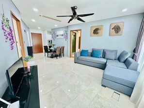 33-inch Smart TV with digital channels, fireplace - Sky Suites Homestay KLCC Area (Kuala Lumpur)