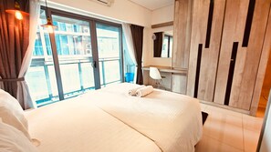 Suite estudio Confort | Escritorio, espacio para trabajar con laptop y insonorización 