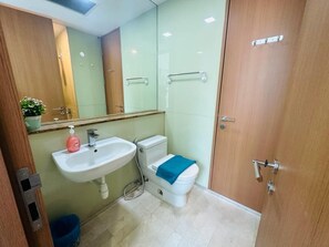 Suite estudio Confort, vista a la ciudad | Baño | Secadora de cabello, toallas, jabón, shampoo 