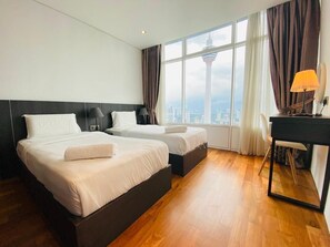 Suite estudio Confort | Escritorio, espacio para trabajar con laptop y insonorización 