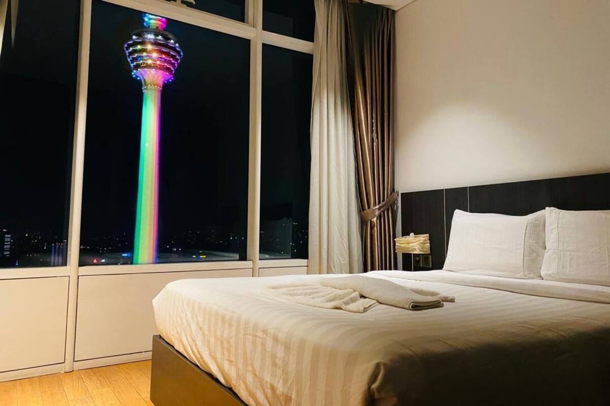 Suite estudio Confort, vista a la ciudad | Escritorio, espacio para trabajar con laptop y insonorización