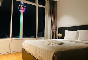 Suite estudio Confort, vista a la ciudad | Escritorio, espacio para trabajar con laptop y insonorización 