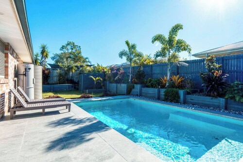 Theme Park Retreat - Sunlit Stillness by the Pool in Coomera