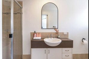 Dusche, Haartrockner, Handtücher, Seife