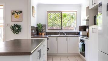 Mikrowelle, Ofen, Herdplatte, Geschirrspüler