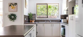 Theme Park Retreat - Sunlit Stillness by the Pool in Coomera