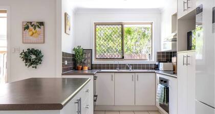 Theme Park Retreat - Sunlit Stillness by the Pool in Coomera