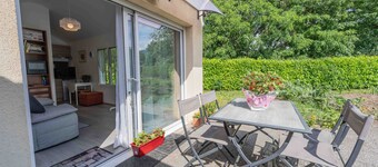Studio Apartment 'Jardin Fleuri - Proche Foix' with Mountain View, Private Terrace and Wi-Fi