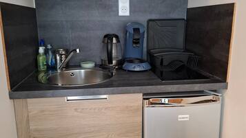 Een koelkast, een microgolfoven, een kookplaat