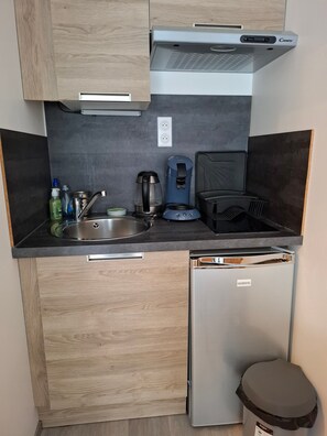 Fridge, microwave, stovetop, coffee/tea maker