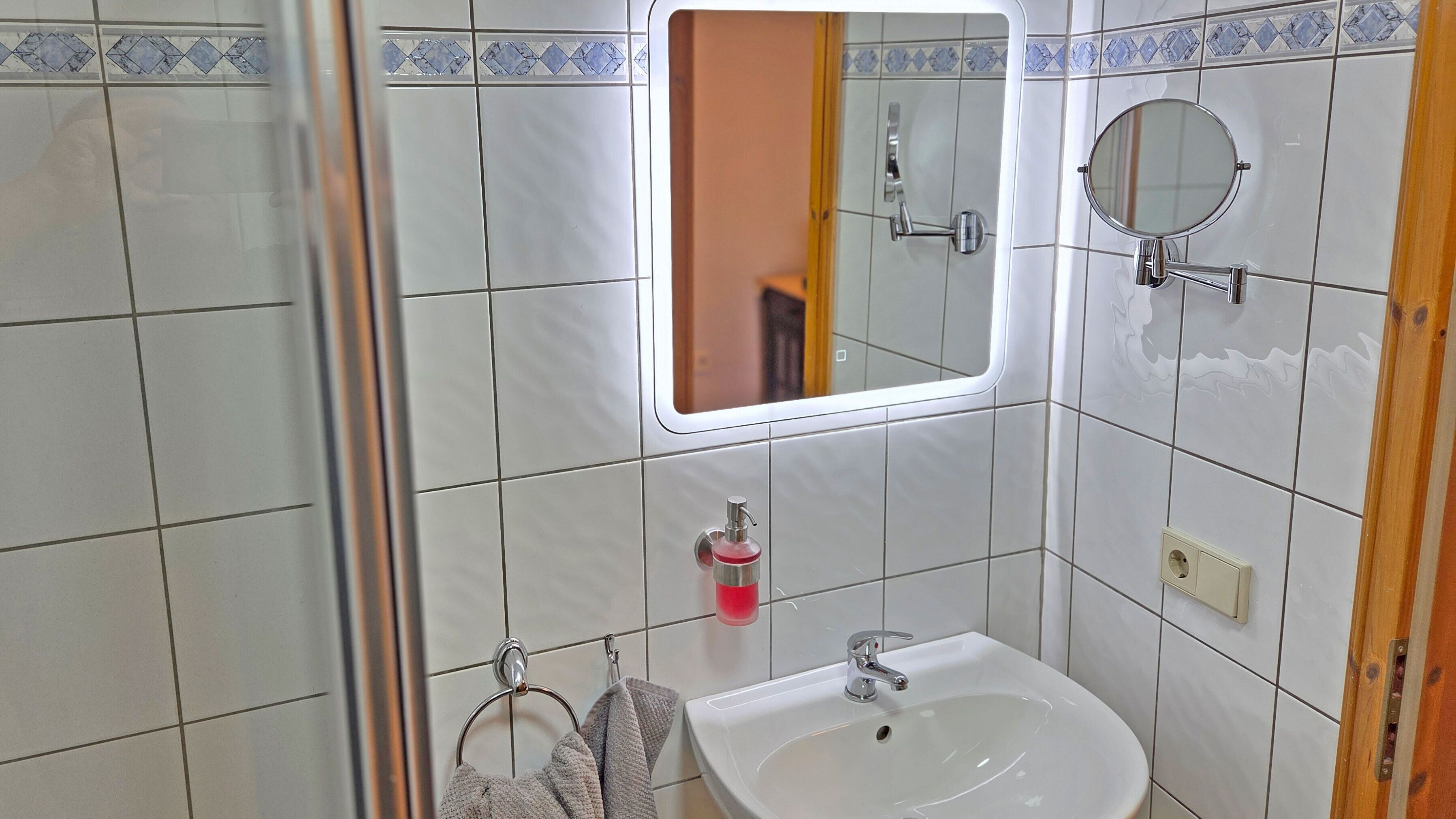 Dusche, Handtücher, Seife, Toilettenpapier