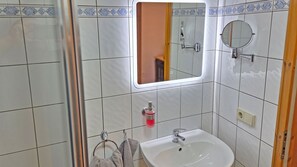 Ducha, toallas, jabón, papel higiénico