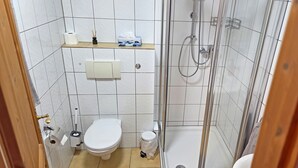Un bagno con toilette, bidet e doccia.