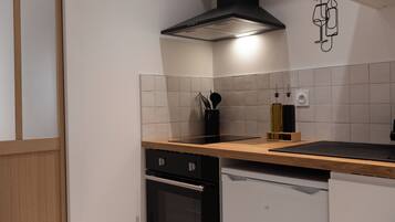 Microondas, horno y placa de cocina