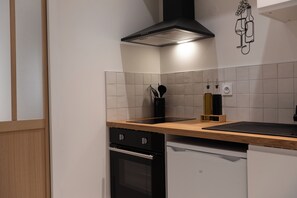 Microondas, horno y placa de cocina