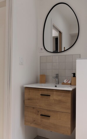 Suihku, hiustenkuivaaja, pyyhkeet, saippua