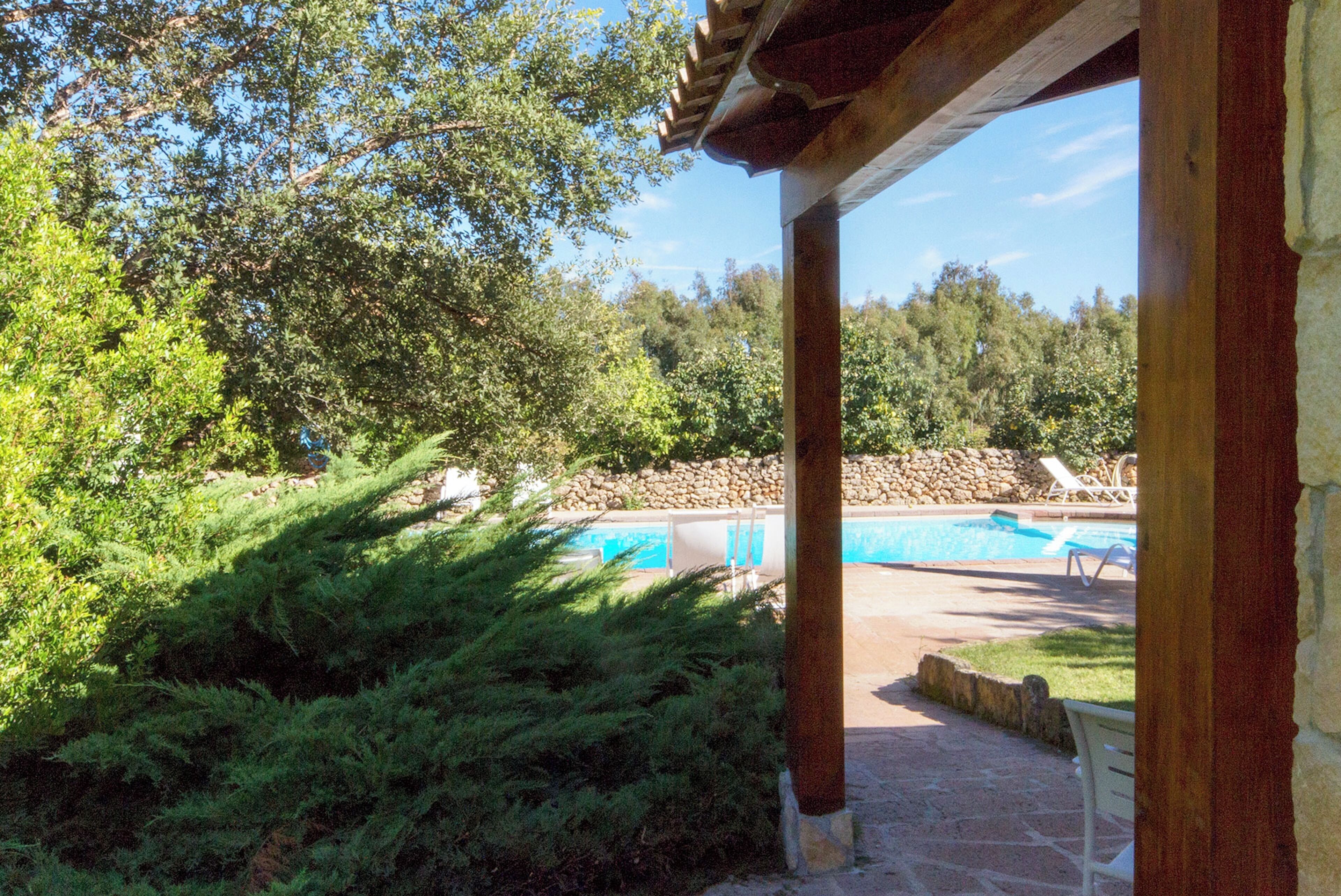 Piscine extérieure (ouverte en saison), parasols de plage