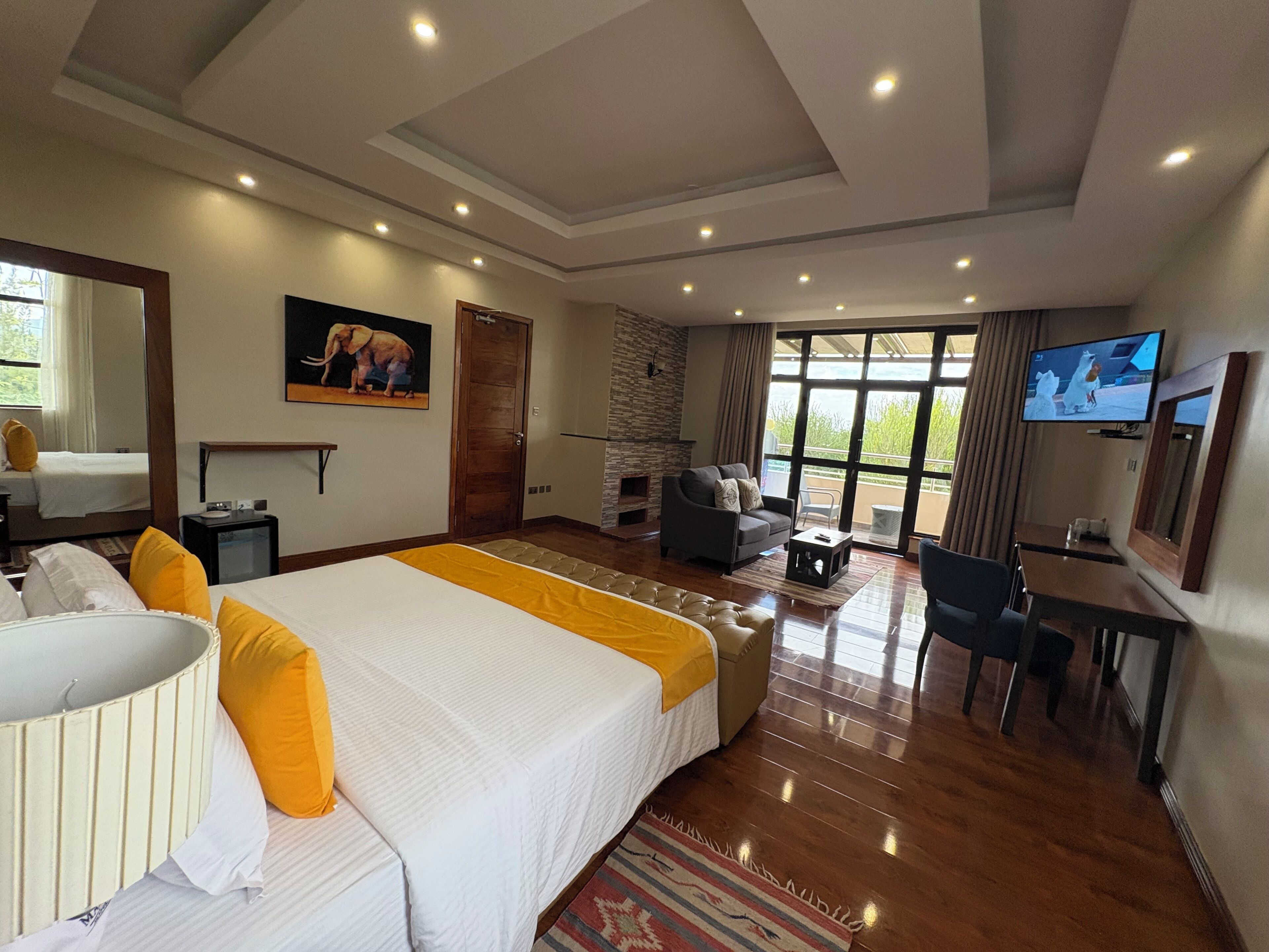 6 bedrooms, WiFi, bed sheets