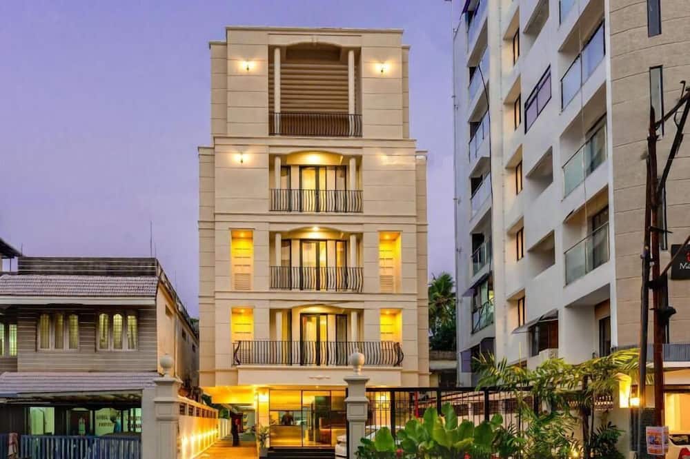 Saravana Grand Suites – A Unit of Saravana Bhavan Veg Tables Kochi