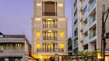 Vista frontal de la propiedad