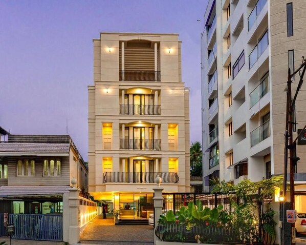 Vista frontal de la propiedad