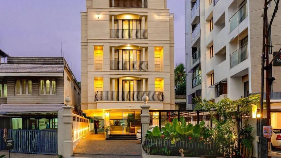 Saravana Grand Suites – A Unit of Saravana Bhavan Veg Tables Kochi