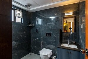 Shower, rainfall showerhead, free toiletries, slippers - Saravana Grand Suites – A Unit of Saravana Bhavan Veg Tables Kochi (Kanayannur)