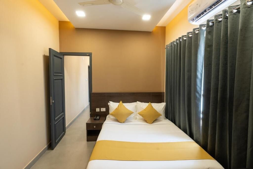 Laptop workspace, iron/ironing board, free WiFi, bed sheets