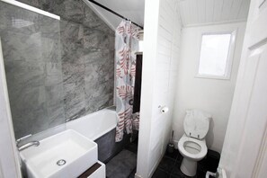Separate bathtub and shower, deep-soaking bathtub, hair dryer, towels - Modern 3-bed Home /parking-15min to Central London (London)