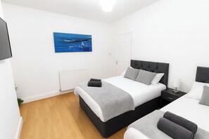 3 bedrooms, iron/ironing board, free WiFi, bed sheets - Modern 3-bed Home /parking-15min to Central London (London)