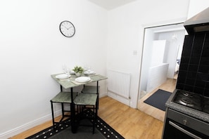 Dining - Modern 3-bed Home /parking-15min to Central London (London)