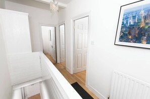 Interior - Modern 3-bed Home /parking-15min to Central London (London)