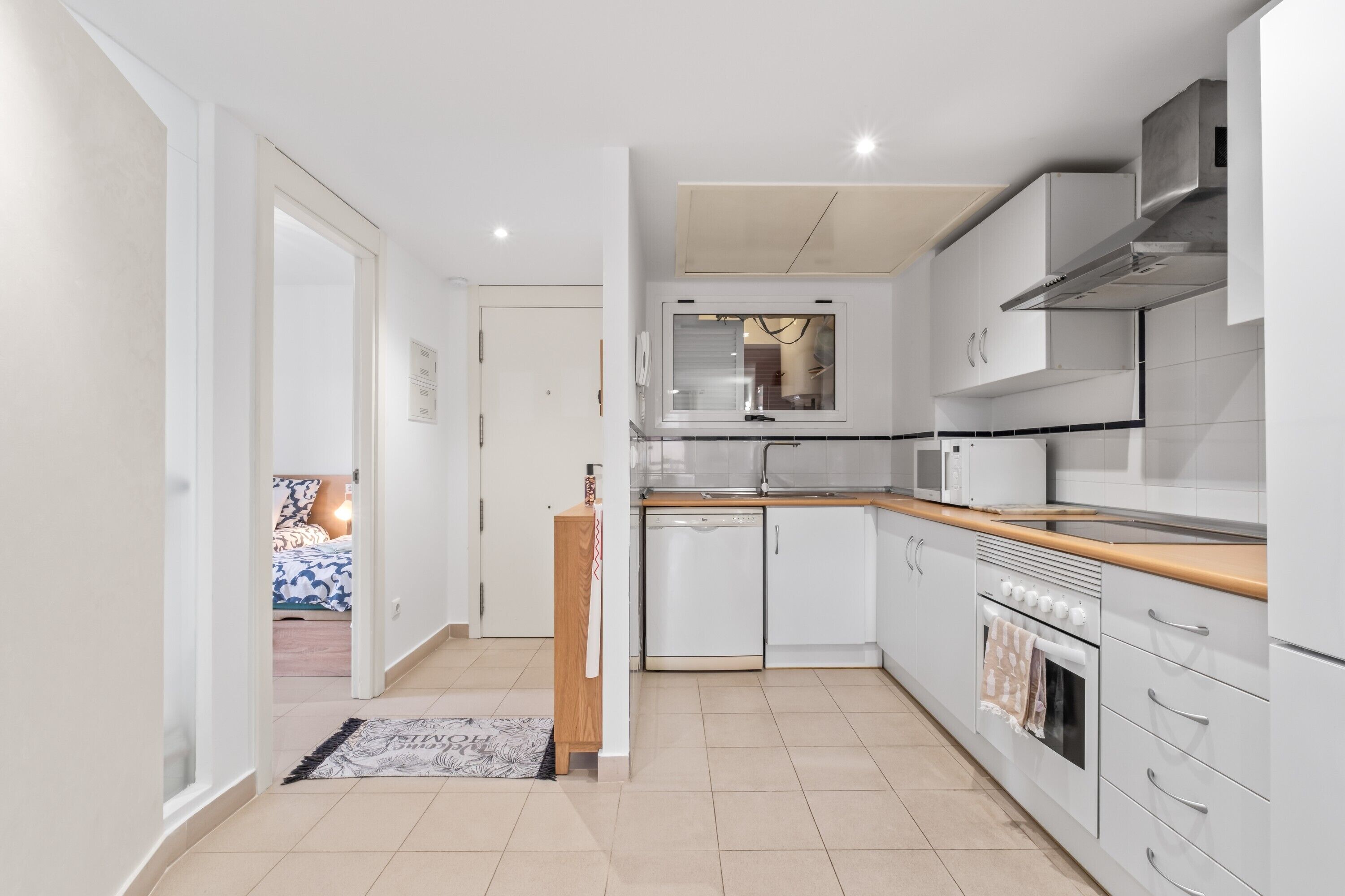 Frigorífico, microondas, horno y placa de cocina