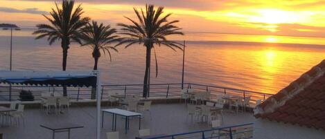 تناول الطعام بالخارج