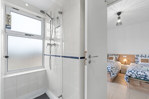 Shower, hair dryer, towels - Apartment 'El Rincon Soleado' with Shared Pool, Wi-Fi and Air Conditioning (Dehesa de Campoamor)