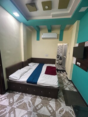 Deluxe Room | Desk, laptop workspace, free WiFi - Hotel Priyanshi Palace (Ujjain)