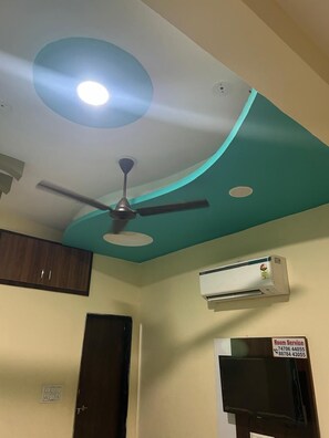 Deluxe Room | Desk, laptop workspace, free WiFi - Hotel Priyanshi Palace (Ujjain)