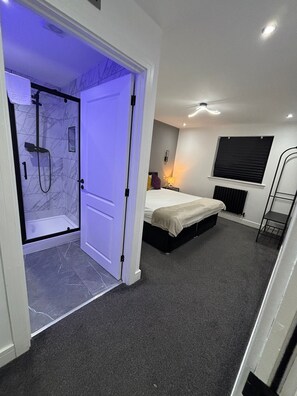 Laptop workspace, free WiFi - Aurora Apartments (Peterborough)